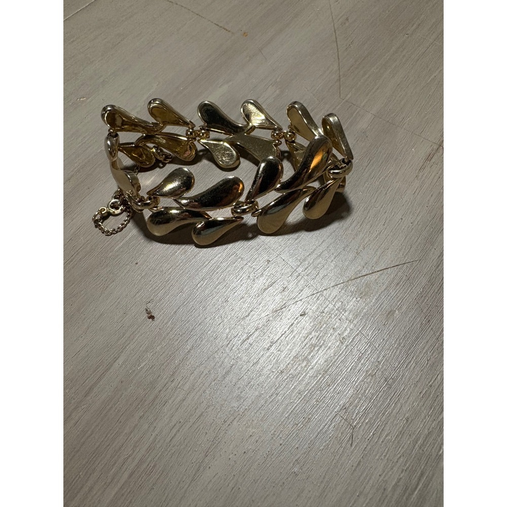 Vintage Monet Gold Tone Leaf Link Bracelet with Safety Chain Polished‎ Finish